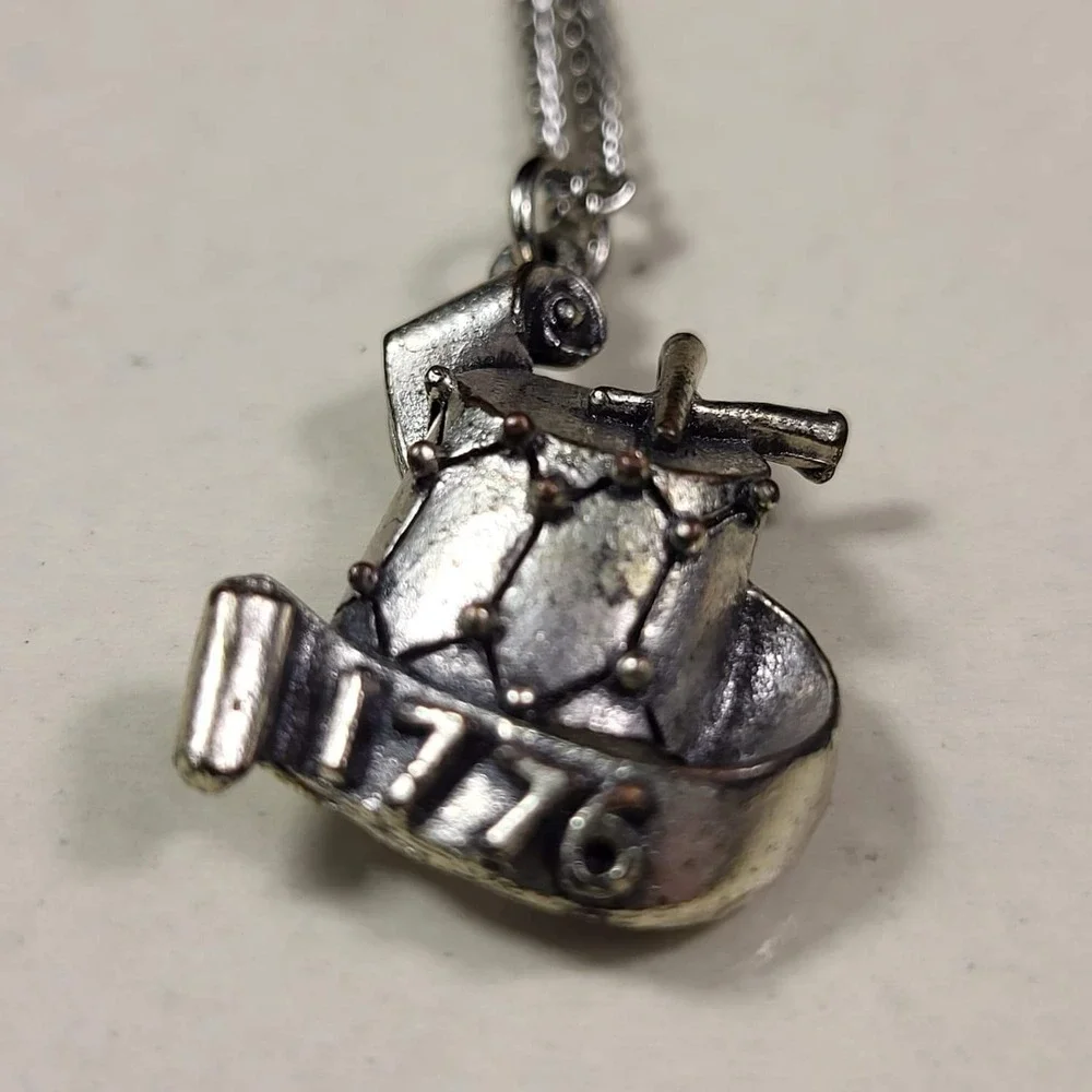 1776 Drum Pendant Necklace 17in Silver Tone Patriotic Scroll Vintage - Picture 1 of 6